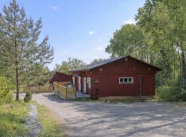Charming and Cozy Holiday Cottage in Adelsö, hótel í Adelsö