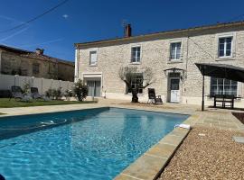 L'escapade Vendéenne - Grand jardin 4 chambres, hotel en Vix
