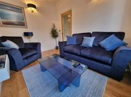 Immaculate 2-bed home on edge of a lovely park and river, with a short walk to Warwick Castle, stroll to Warwick Town cafes, pubs, bars and restaurants