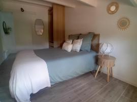 T2 avec extérieur et parking - Quartier pavillonaire calme -Proche commerces et bus - Avignon à 5 min, hôtel aux Angles (Gard)