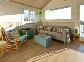 Cabin With California Vibe By Outer Oslofjord, hotel in Råde