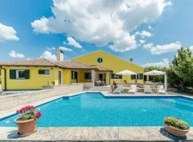 Ana with large pool Comfortable holiday residence
