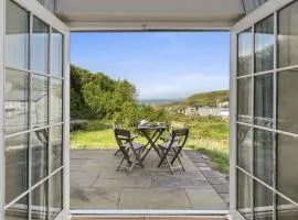 Manteg - quaint holiday cottage by the sea with direct beach access