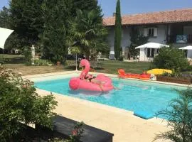 Chambre privée avec salle de bain, piscine chauffée 60km nord de Lyon