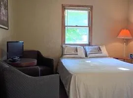 Only 5 miles to the KC FIFA Stadium, grass yard, trees, 2 beds duplex, wood floors