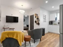 Cozy Upper 1-BDRM Downtown Smart & Stylish