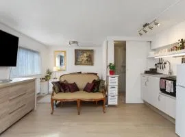Lara Studio in Laugardalur valley, Reykjavík Central Park and Botanical Garden, Private entrance, FREE Private Parking on side