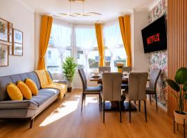 Stylish 3 Bedroom Sea View Apartment -Free Parking- Sleeps 9, khách sạn ở Bognor Regis