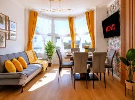 Stylish 3 Bedroom Sea View Apartment -Free Parking- Sleeps 9