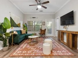 Modern Ground 1BR w Pool Free Parking PEC 8104