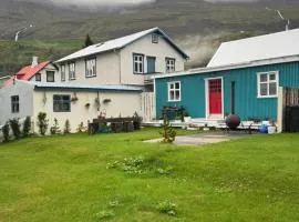 Nýlenda - Charming Two Bedroom Seaside Property, Mountain and Town Views