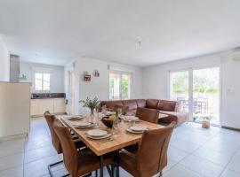 Villa 6 personnes avec piscine et jardin à Bouillargues, hotel a Bouillargues