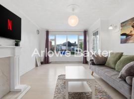Bright 3-Bedroom House, Driveway and Garden, hotel a Tilbury