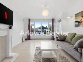 Bright 3-Bedroom House, Driveway and Garden