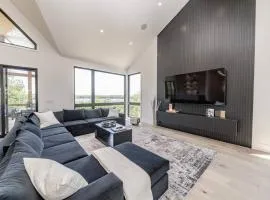 4BR Lakeview Muskoka Cozy Cottage with Kayak, Sauna, Firepit & More