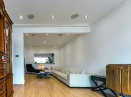 Luxury 6 Bed House, 10-15 min drive to Wembley stadium free parking, hotell i Kenton