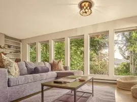 Tonquin Beach House - EV Charger, Wood Fireplace, Steps from beach, Tofino