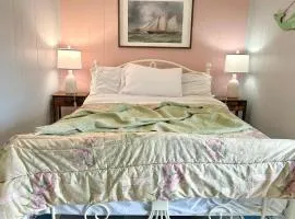 Chic & Sunny 1BR Hideaway- Apt 1