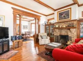 Cozy Cape Cod Bungalow King Queen WD Full Kitchen Wifi Desk