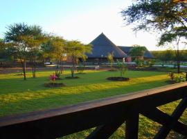Viesnīca Chobe Lesoma Chalets Hotel pilsētā Lesoma