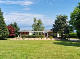 Evian villa with Lake Geneva views in 1960 mid-century modern style, hotel a Neuvecelle