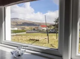 Relaxed Stay with Fjord Views in Hvalvik