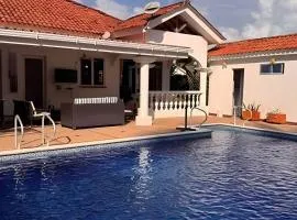 Casa con Piscina Privada, Air Hockey y Bolirana