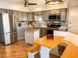 Sandstone Hollow with King Suite, Office, Fenced Yard