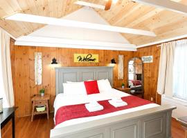 Cottage 12 - King Bed Child Loft w Twin Private Bath Kitchenette Pets Allowed Fee applies, hotell i Wolfeboro