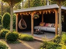 StayatSas Pippa, Luxe Boshuis met Grote Omheinde Tuin aan Vijver, hotel a Doornspijk