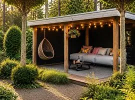 StayatSas Pippa, Luxe Boshuis met Grote Omheinde Tuin aan Vijver