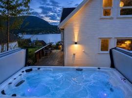 Scenic fjord home with terrace, minutes from Pulpit Rock, khách sạn ở Jørpeland