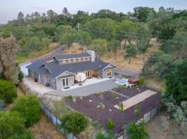 Luxurious, Modern Farmhouse in Wine Country