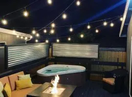 Forest & Vine Hot tub, Fire pit and sleeps 10