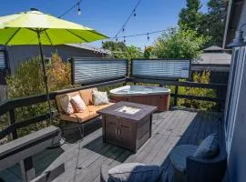 Forest & Vine Hot tub, Fire pit and sleeps 10