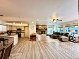 Forest & Vine Hot tub, Fire pit and sleeps 10