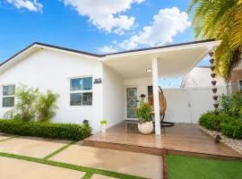E&A SouthWest Miami Cozy 2BR Apartment with Private Parking