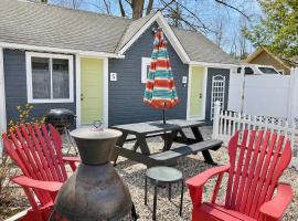 Cottage 5-6 - 2 Bedroom 1 Bath End Unit with Kitchenette Private Courtyard Pet Friendly fee applies, hotell i Wolfeboro
