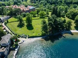 Casa Relax with garden in front of the lake