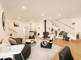 Spacious 5BR House Fireplace Garden Retreat, khách sạn ở Katoomba