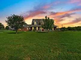 Large 5-Bedroom Farmhouse with Barn in Waxahachie Perfect for Families and Groups