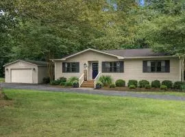 Shoreland Getaway with Access to Guntersville Lake