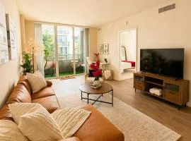 Channelside Escape - Egg Chair Balcony - Walkable