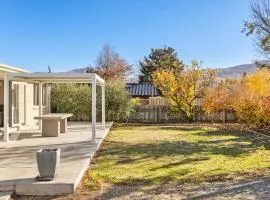 Get Away By The Green - Cromwell Holiday Home