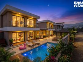 StayVista at Amelia Villa with Pool, BBQ, hotel v destinácii Dhamni