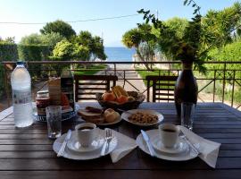 Villa Bella Loukisia Seafront 5BR Villa for 10 Near Athens, Hotel in Loukísia