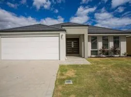Spacious Alkimos House, 4 Bedrooms, Private Entrance, Ocean Proximity