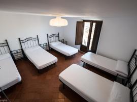 Albergue Rosalia / Pilgrim Hostel: Castrojeriz'de bir hostel