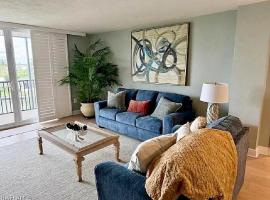 Luxury Two Bedroom Condo with Bay and Gulf Views, hotell Naplesis