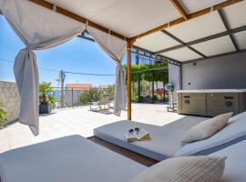 Apartments Lidija - sea view apartment with exclusive right of using hot tub or split level apartment with exclusive right of using pool, hotel di Podstrana